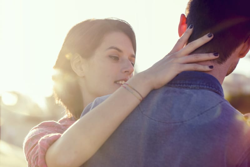 une femme touchant le cou de son petit ami