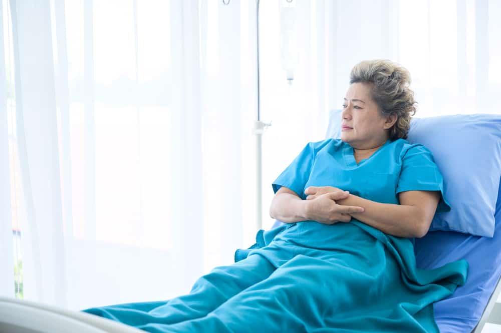 une femme âgée est allongée dans un lit d'hôpital