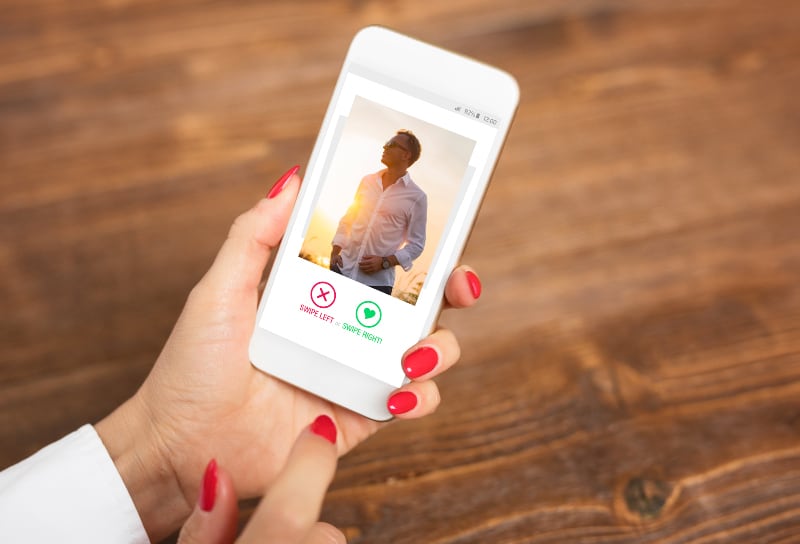 une fille avec du vernis à ongles rouge utilise un téléphone portable
