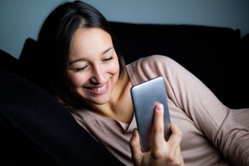 une fille regardant un écran de téléphone portable
