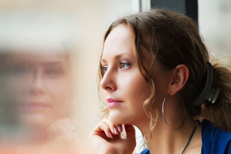 une jeune femme en pleine réflexion