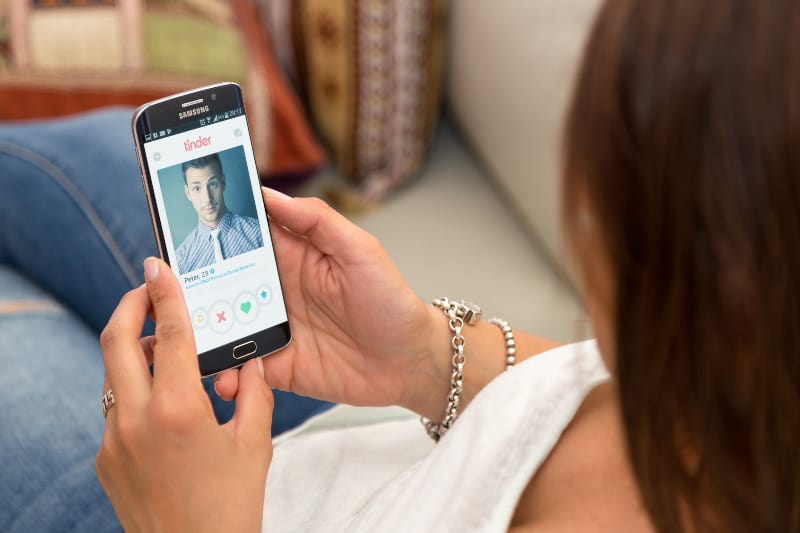 une jeune fille qui a visité le profil d'un beau petit ami sur les réseaux sociaux