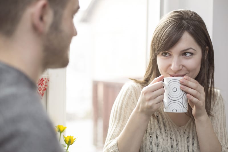 une jeune fille souriante parlant à un homme