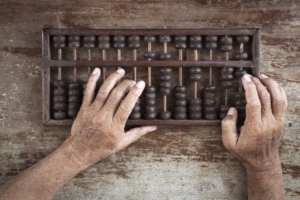 une phosographie d'un vieil abaque sur une table utilisée à la main