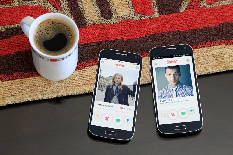 une tasse de café et deux téléphones portables sur la table