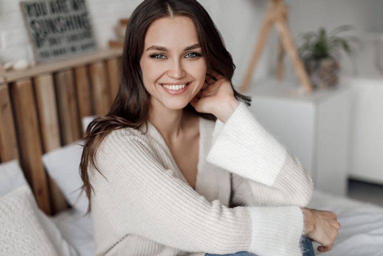 belle femme souriante
