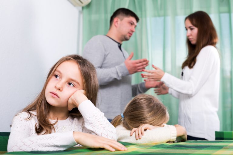 un homme et une femme avec enfants