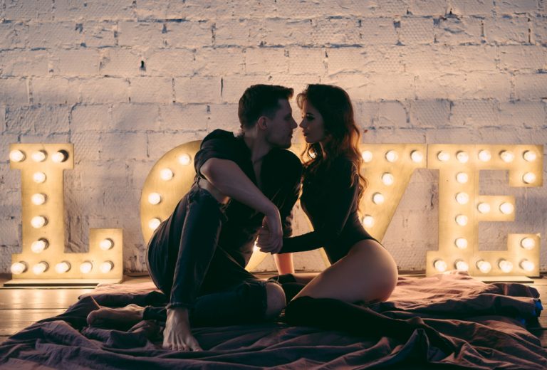 Gros plan d'un couple sensuel et mignon.