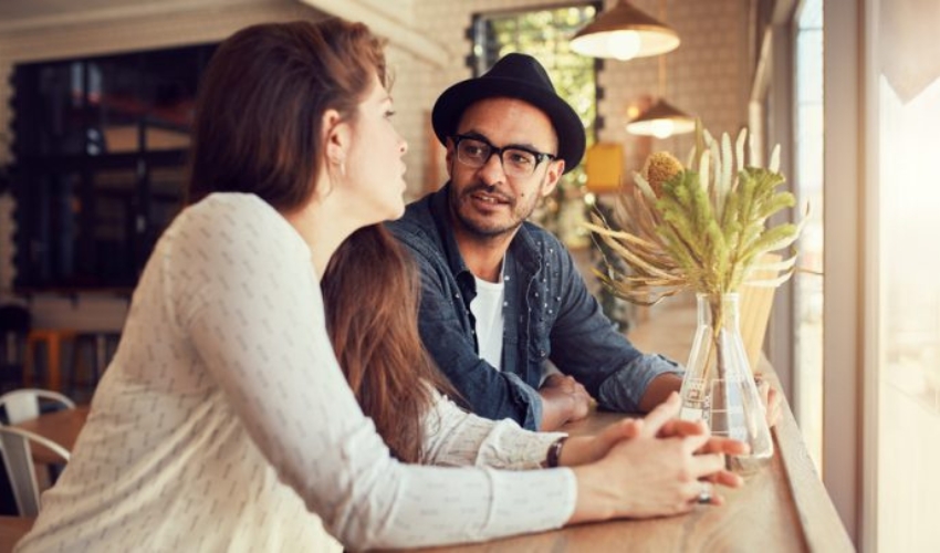 un homme et une femme sont assis a une table