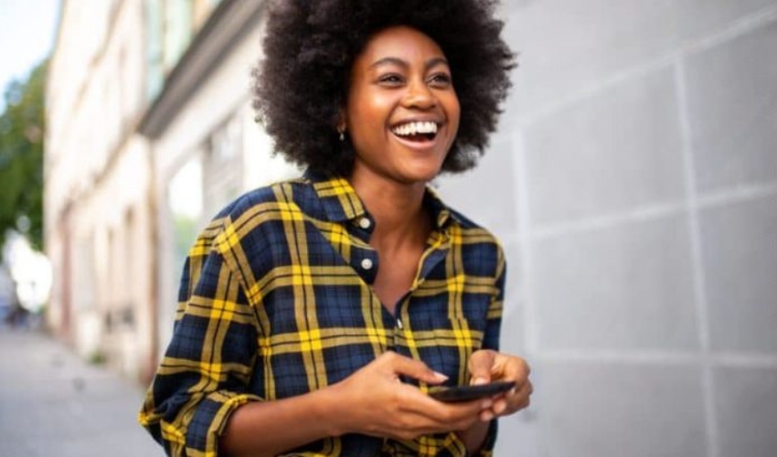 une femme dans la rue avec un telephone