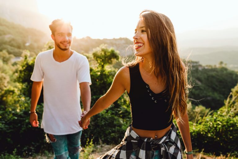 la femme tient la main de l'homme et ils marchent