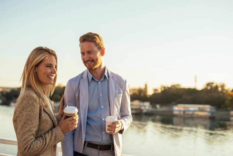 un homme et une femme se lèvent et rient