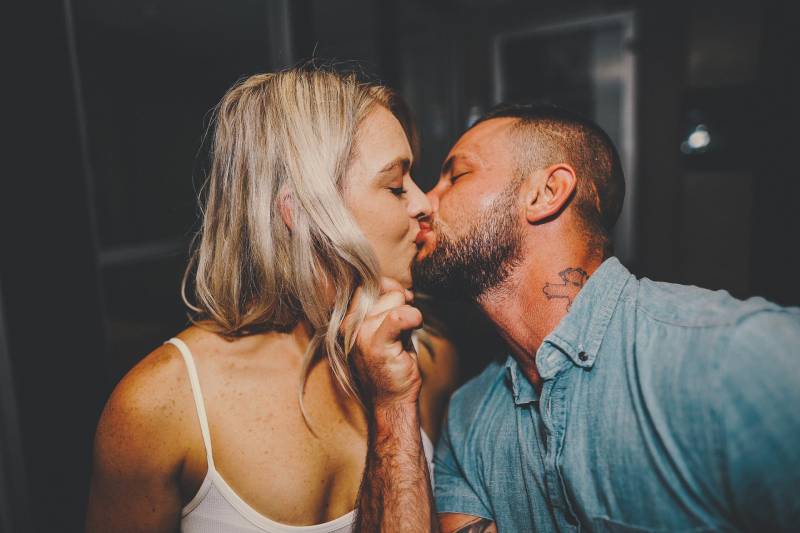 Couple s'embrasse au bar