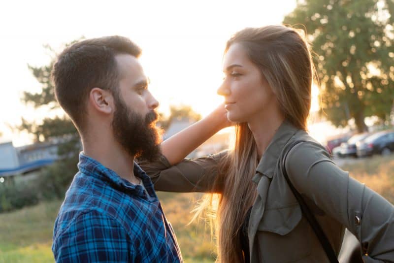 un homme et une femme se regardent