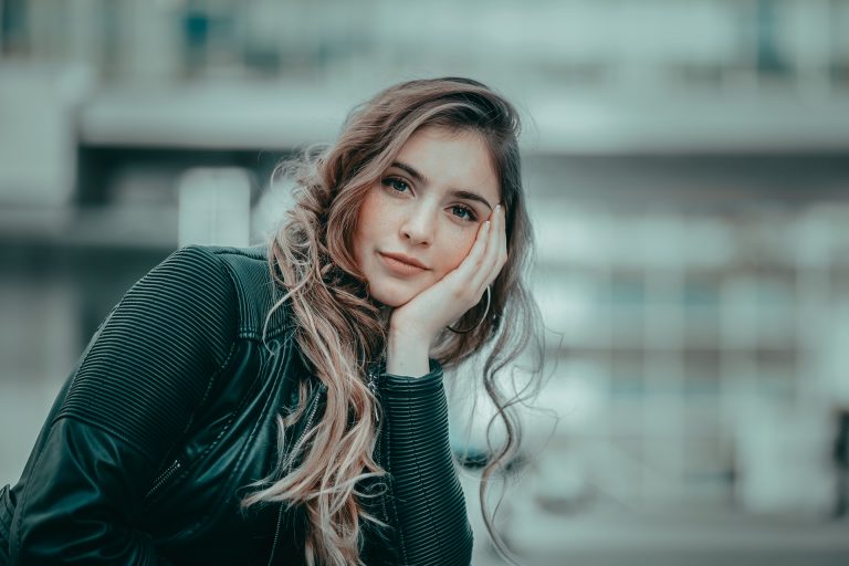une femme aux longs cheveux bruns