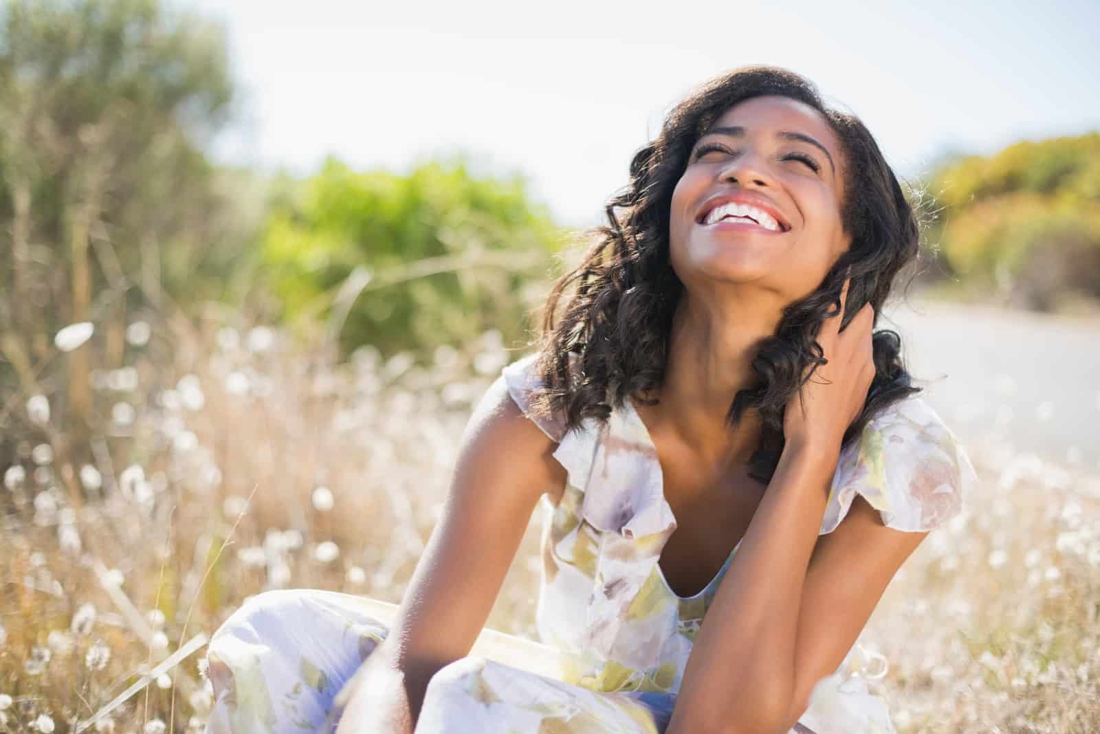 femme heureuse souriante