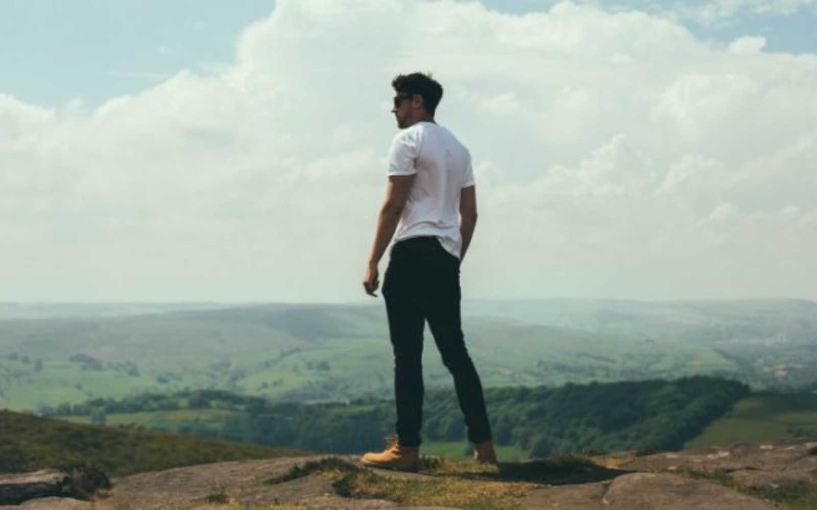 un homme debout sur une colline