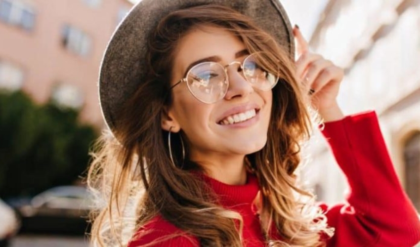 une femme avec des lunettes et un chapeau