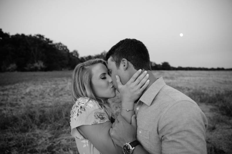 Photographie en niveaux de gris du couple s'embrassant
