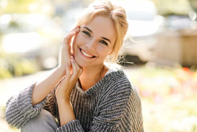 femme blonde souriante