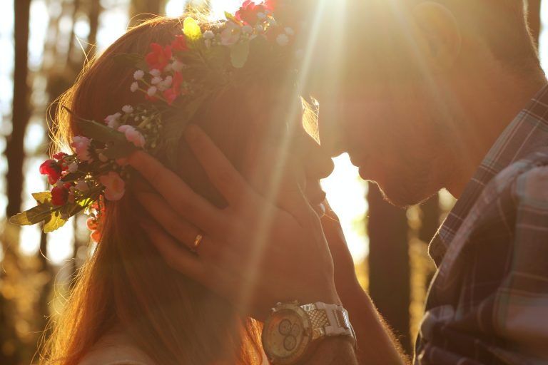 l'homme tient la femme par la tête