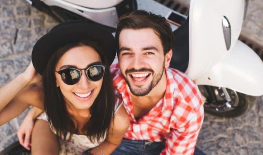 un homme et une femme prennent des photos et rient