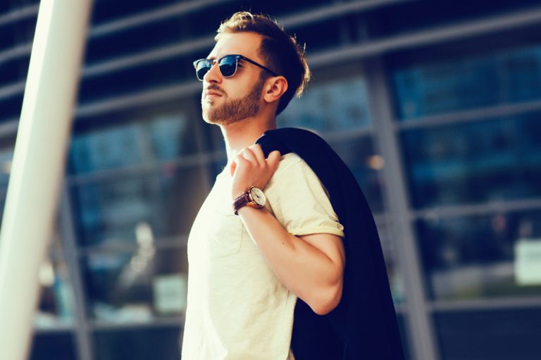 un homme se tient avec des lunettes sur la tête