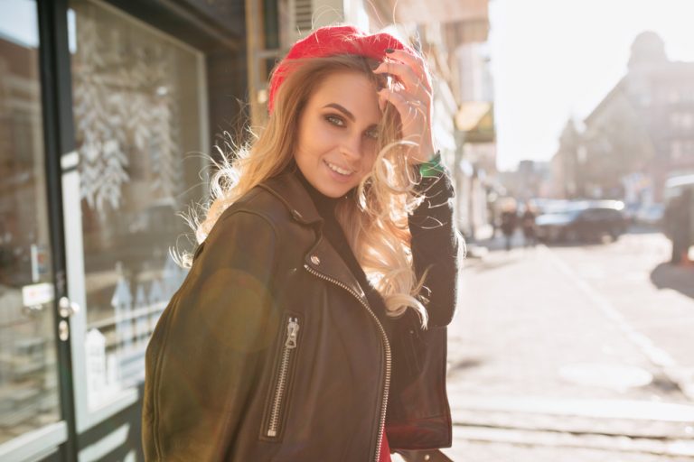 Fille souriante heureuse