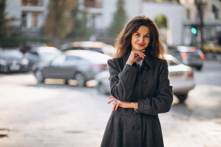 une femme debout dans la rue