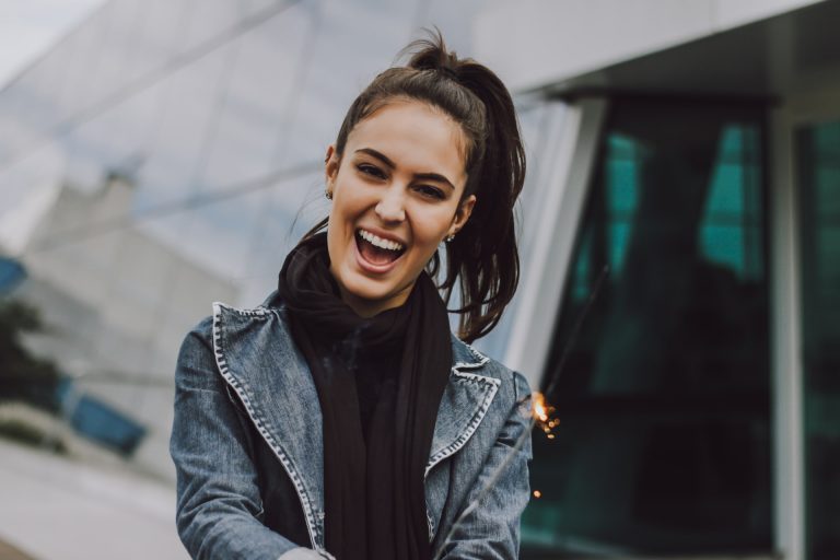 une femme avec une queue attachée rit