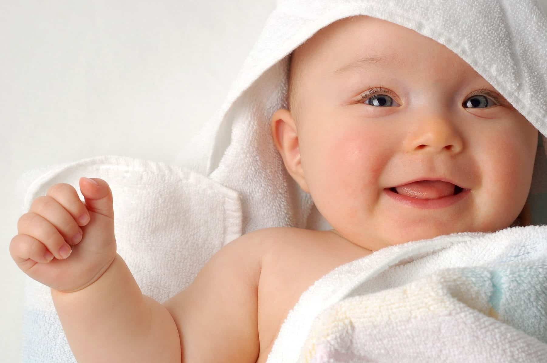 bébé souriant dans une serviette