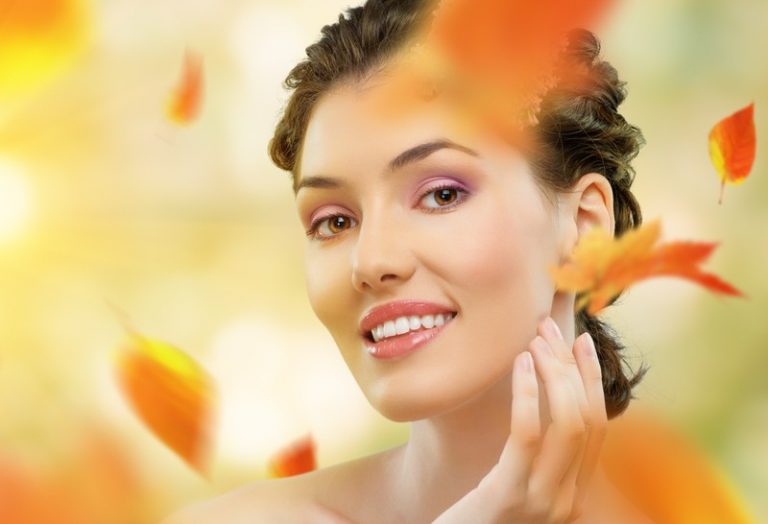 belle fille sur fond d'automne