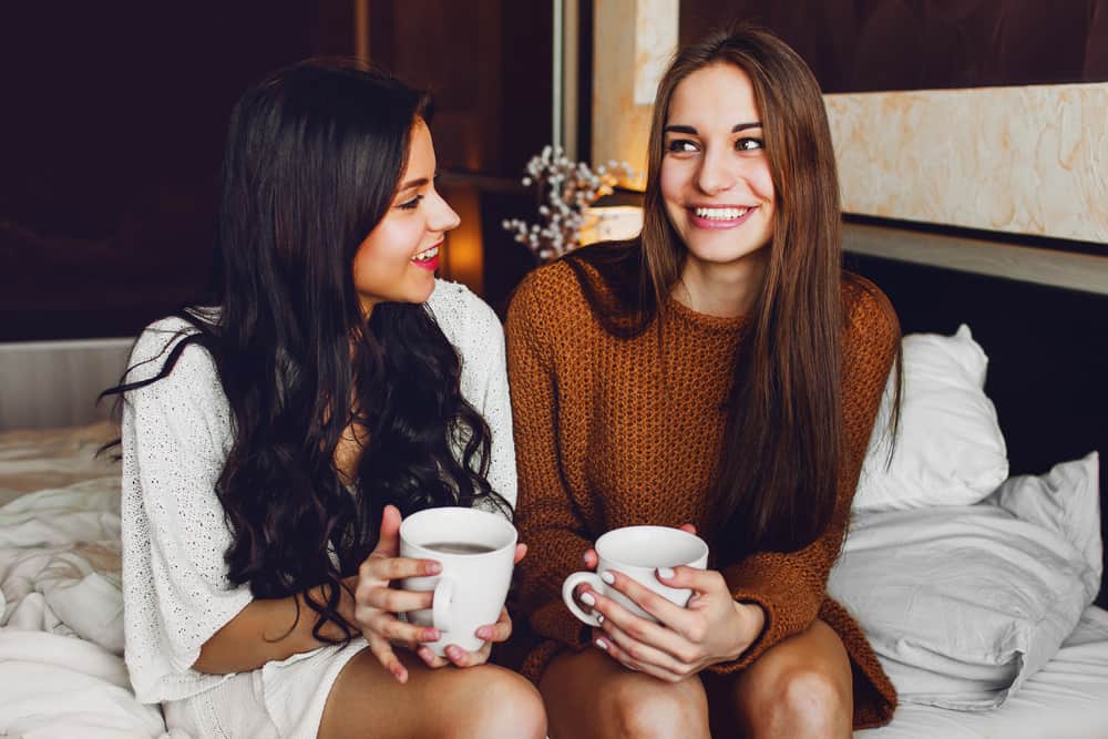 deux amis sont assis avec du café à la main