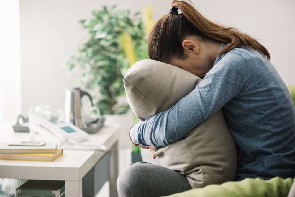la femme en pleurs se pencha en arrière sur l'oreiller