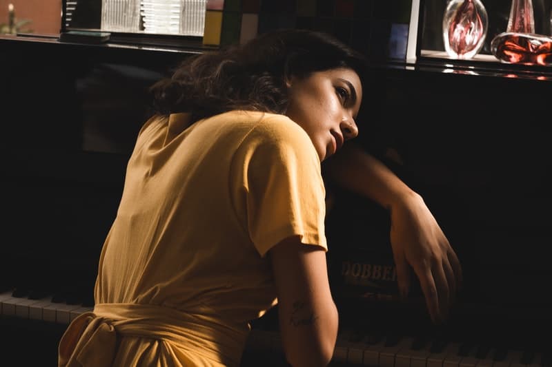 la femme est allongée sur le piano