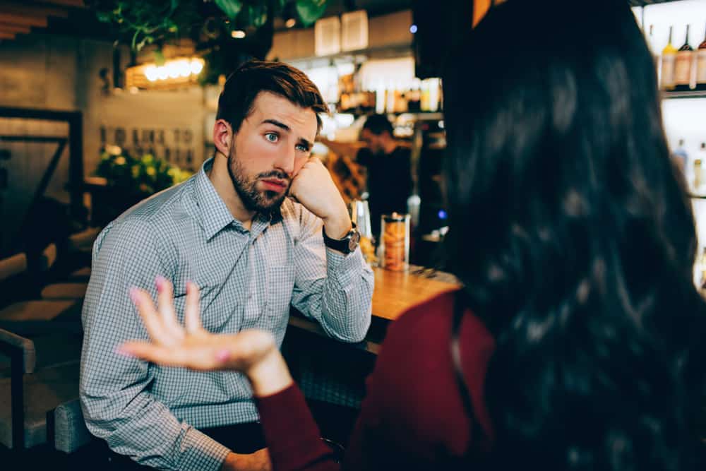 l'homme a l'air confus à la femme pendant qu'ils parlent
