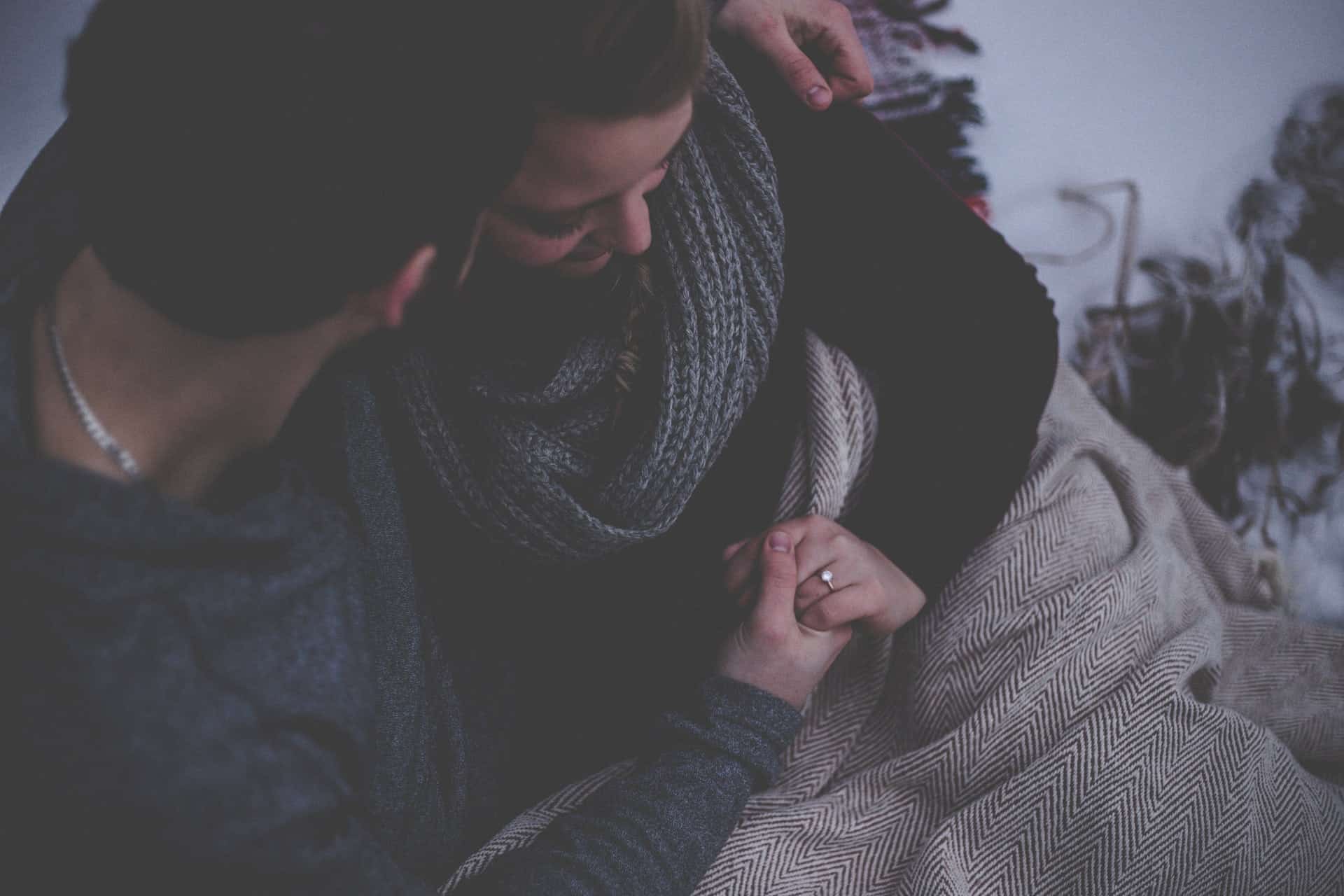 l'homme a étreint la femme