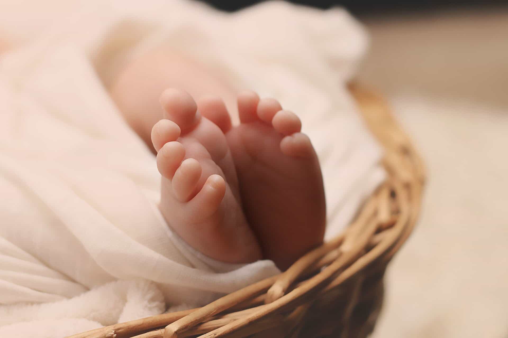 pieds du nouveau-né