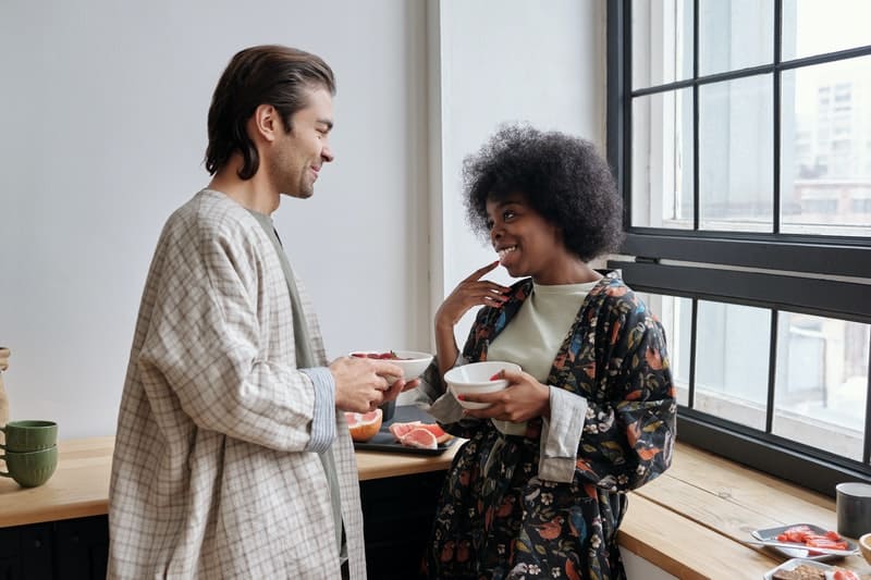 un homme a fait un petit déjeuner femme