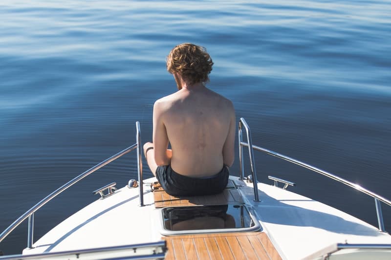 un homme assis sur un bateau