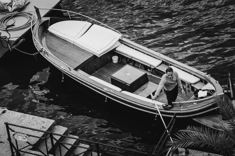 un homme debout dans un bateau