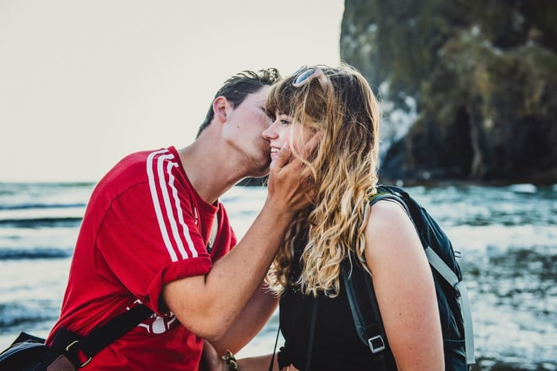 un homme embrasse une femme sur la joue