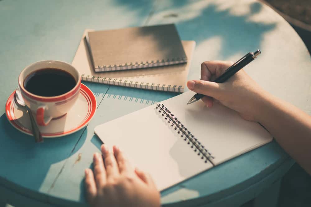une femme avec du café écrit