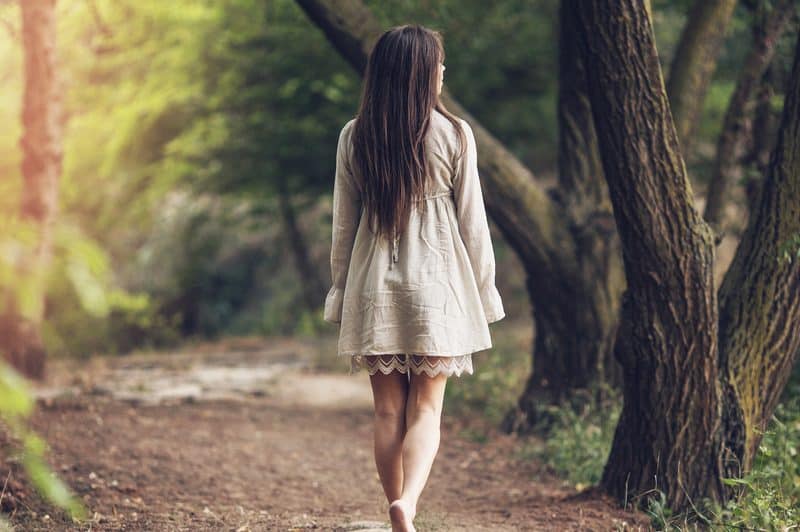 une femme marche dans les bois