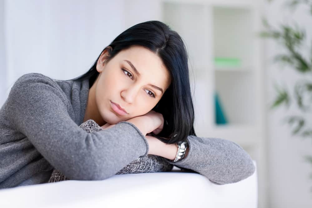 une femme triste étreint l'oreiller