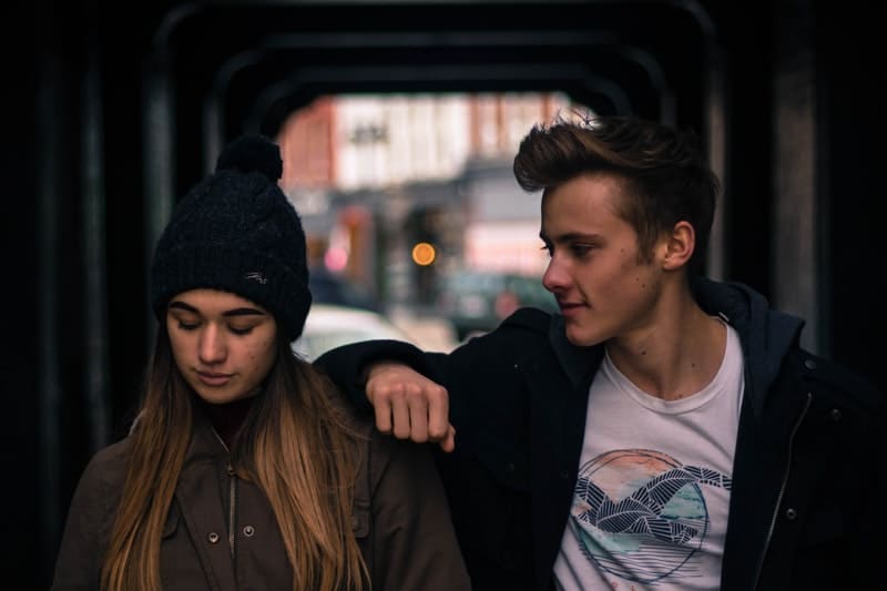 l'homme posa sa main sur l'épaule de la femme