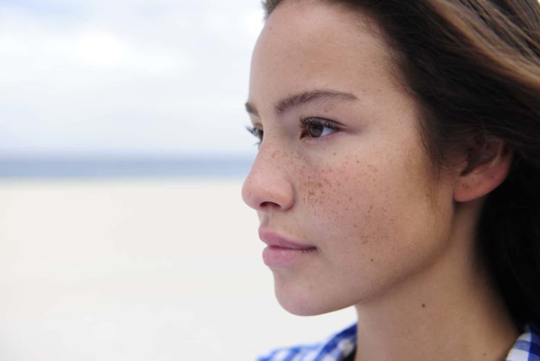 belle femme sérieuse regardant à distance