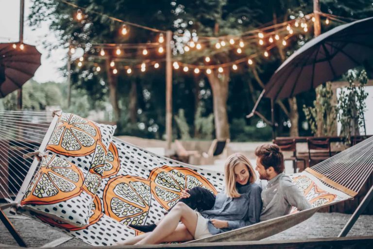 un couple amoureux couché dans une balançoire câlins et bisous
