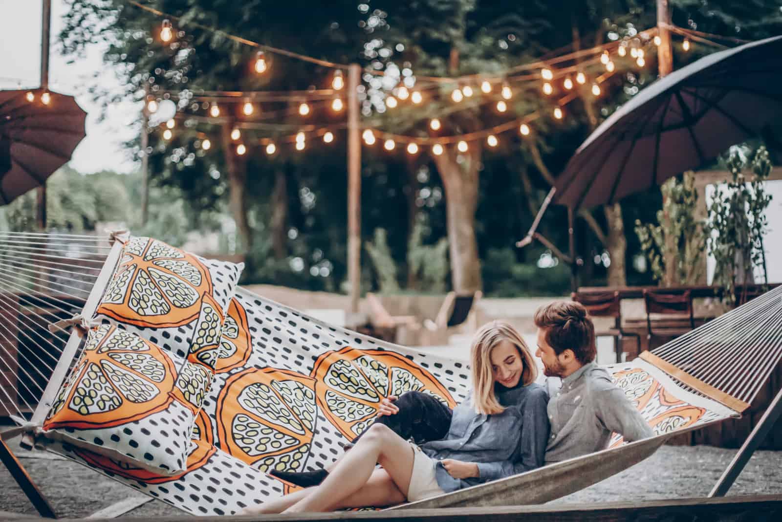 un couple amoureux couché dans une balançoire câlins et bisous