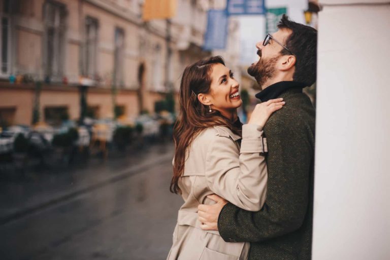 un couple souriant amoureux s'embrassant